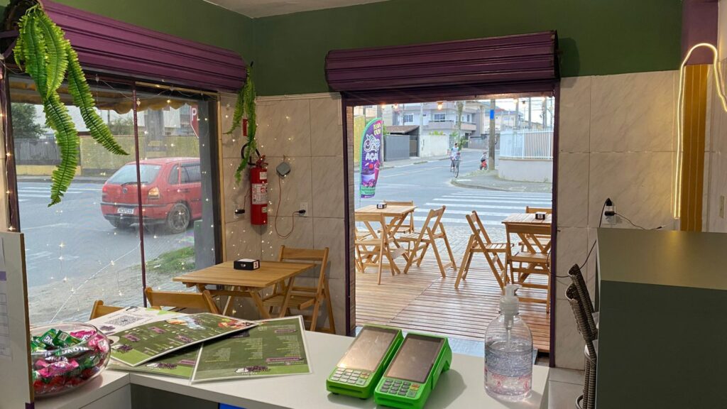 alão interno e balcão de atendimento do Ateliê do Açaí no bairro Jardim Iririú em Joinville.